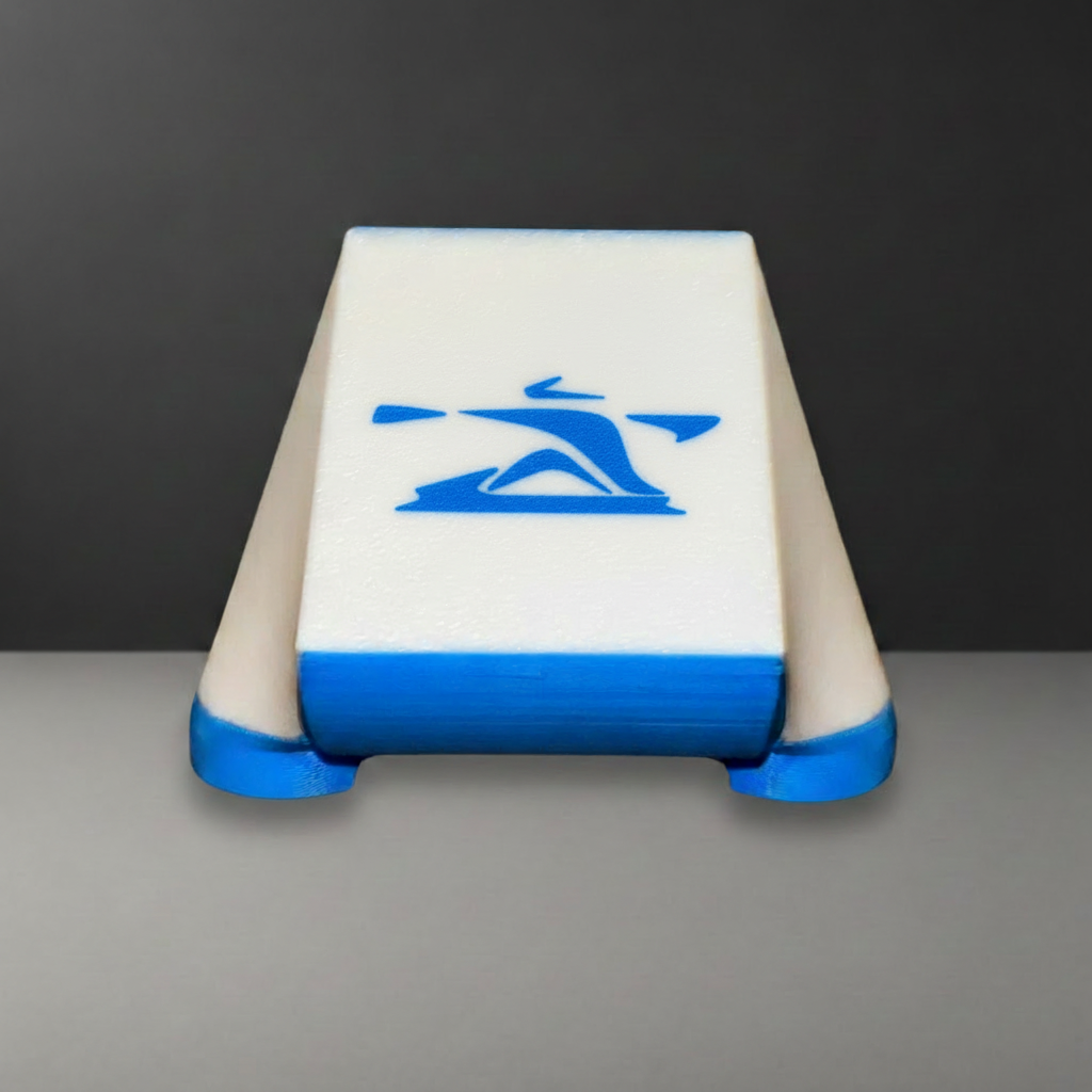 Soporte blanco y azul con logo kayak en azul