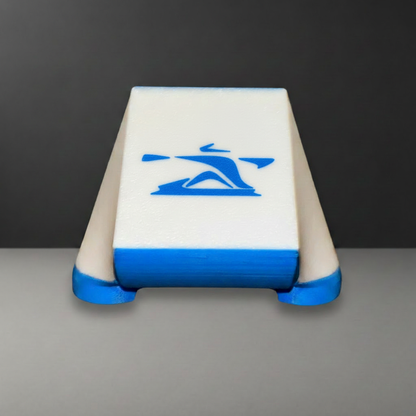 Soporte blanco y azul con logo kayak en azul